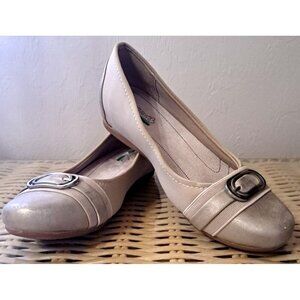 Baretraps Women's 7.5 Markie Beige Round Toe Flats FLAW